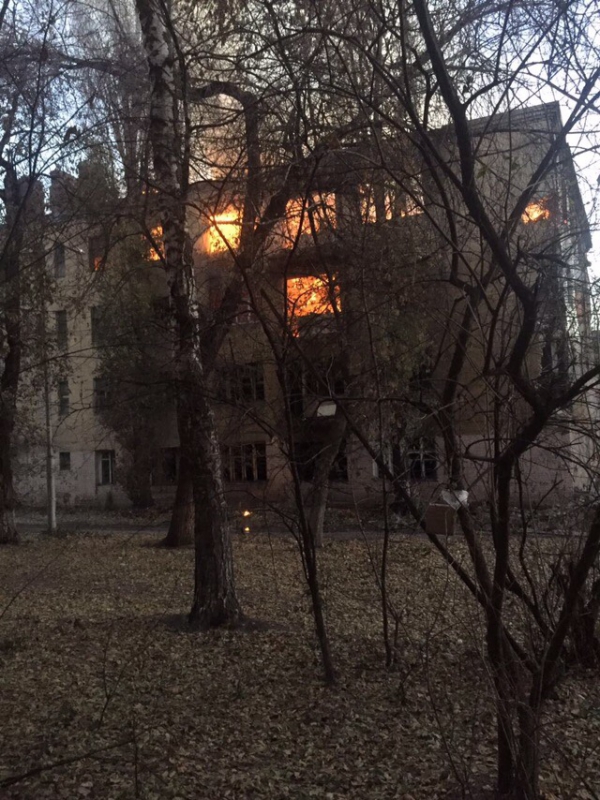 Пожарные тушат расселенную четырехэтажку на Орджоникидзе