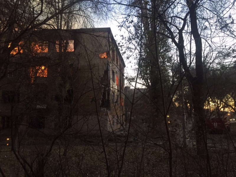 Пожарные тушат расселенную четырехэтажку на Орджоникидзе