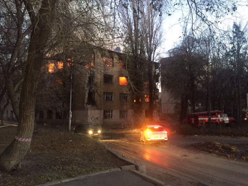 Пожарные тушат расселенную четырехэтажку на Орджоникидзе