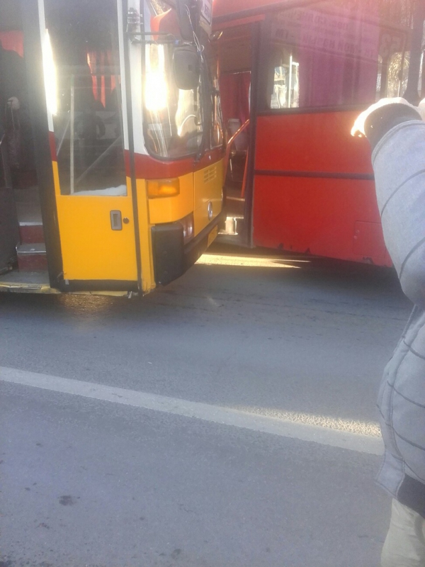 На 1-й Дачной столкнувшиеся автобусы перекрыли движение