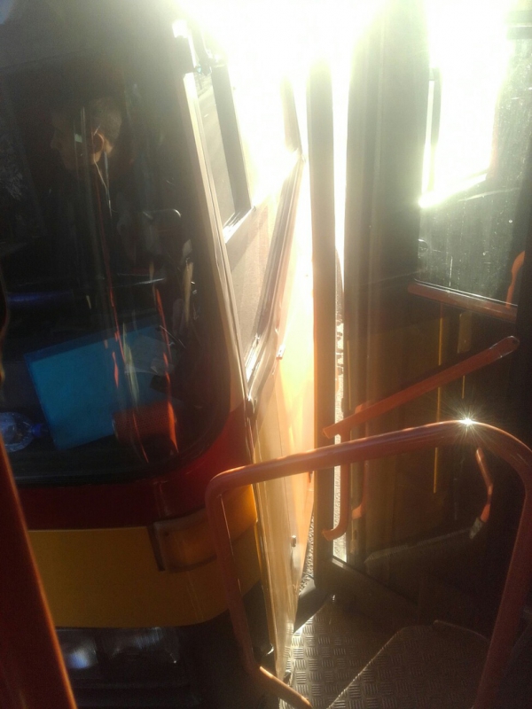 На 1-й Дачной столкнувшиеся автобусы перекрыли движение