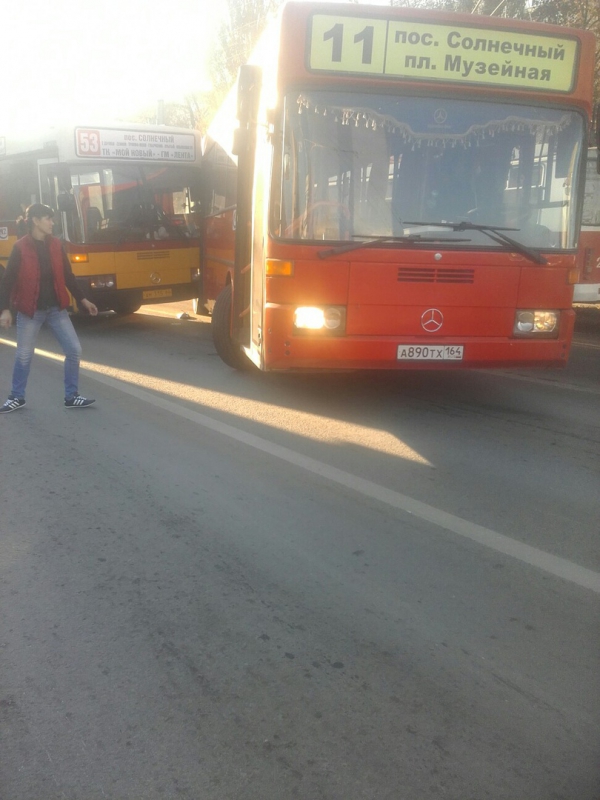 На 1-й Дачной столкнувшиеся автобусы перекрыли движение