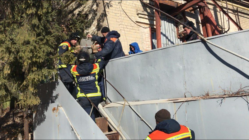 На Чернышевского работавший на высоте 12 метров демонтажник сорвался вниз