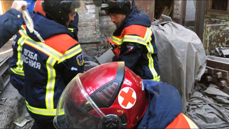 На Чернышевского работавший на высоте 12 метров демонтажник сорвался вниз