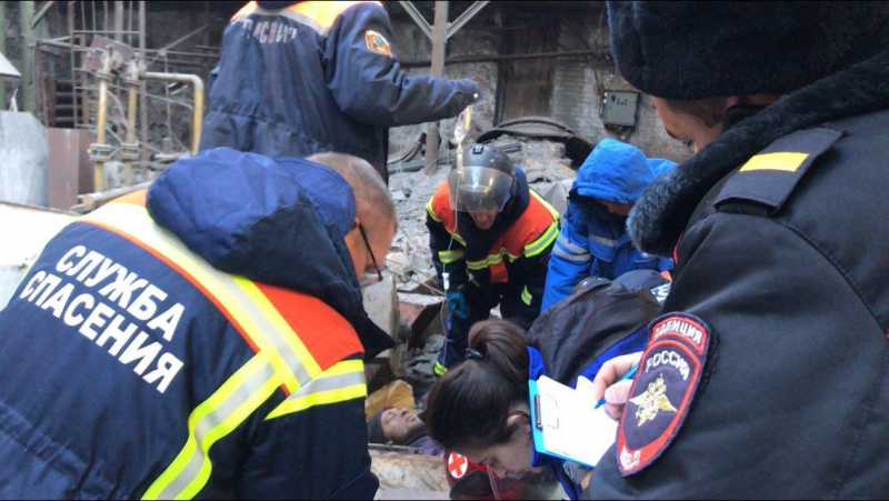 На Чернышевского работавший на высоте 12 метров демонтажник сорвался вниз