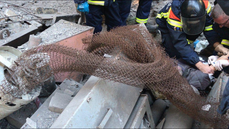 На Чернышевского работавший на высоте 12 метров демонтажник сорвался вниз