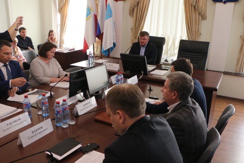 Саратовского общественника возмутила реклама мужского клуба у собора