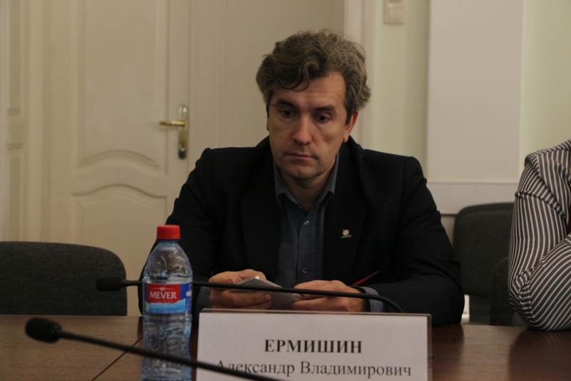 Саратовского общественника возмутила реклама мужского клуба у собора