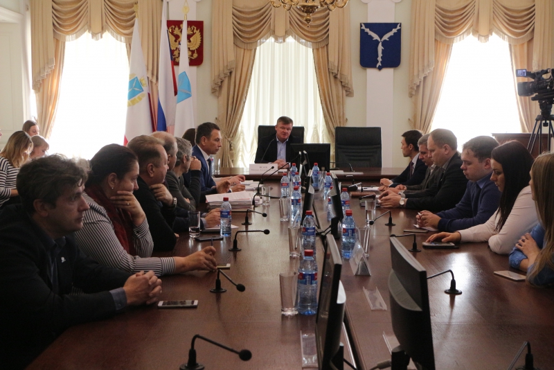 Саратовского общественника возмутила реклама мужского клуба у собора