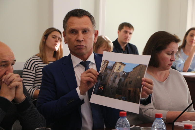 Саратовского общественника возмутила реклама мужского клуба у собора