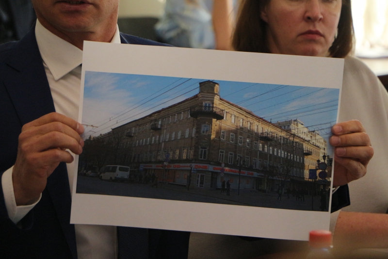 Саратовского общественника возмутила реклама мужского клуба у собора