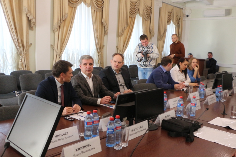 Саратовского общественника возмутила реклама мужского клуба у собора