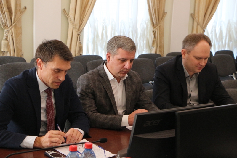 Саратовского общественника возмутила реклама мужского клуба у собора