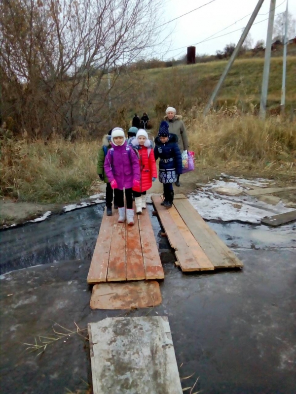 В Новом Увеке дети вынуждены добираться до школы по настилам над канализацией