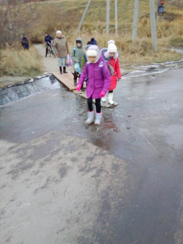 В Новом Увеке дети вынуждены добираться до школы по настилам над канализацией