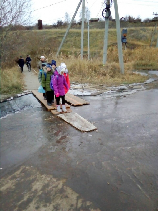 В Новом Увеке дети вынуждены добираться до школы по настилам над канализацией