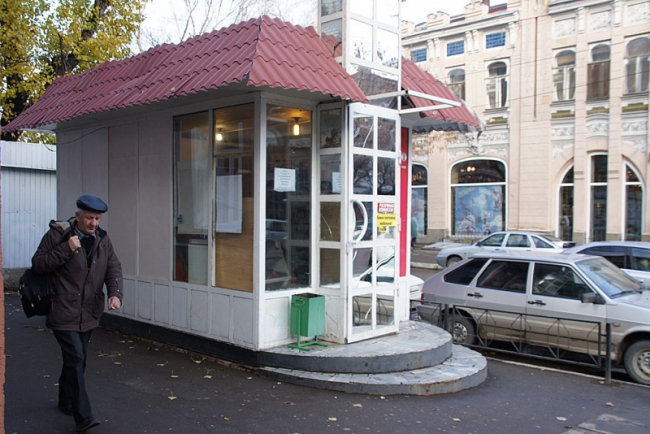 В центре Саратова вора задержали с блоком сигарет и двумя ящиками пива