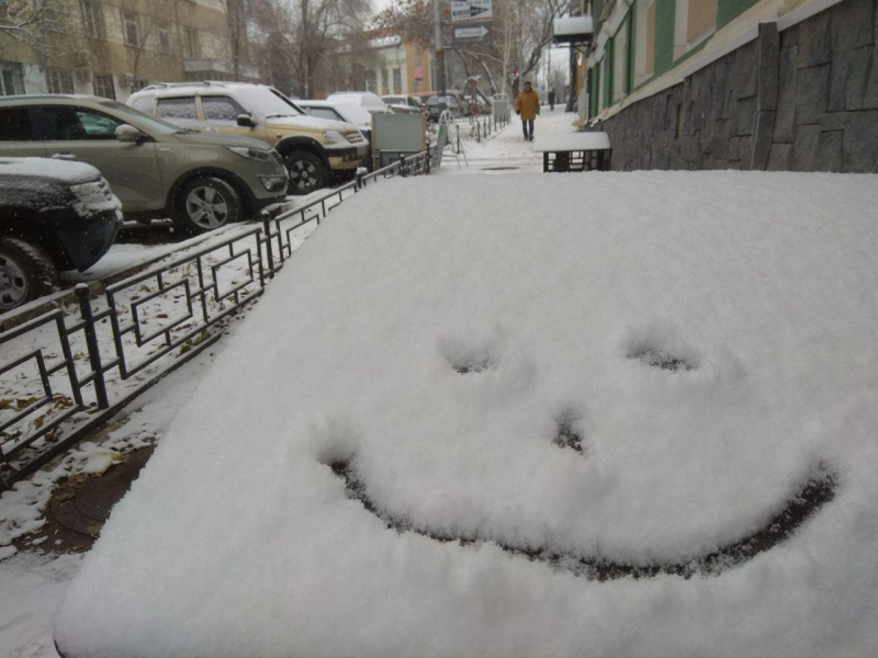 Небольшой снег улица. Снежные улицы Саратова. В каких дворах в Саратове сейчас снег. Почему на улице снег