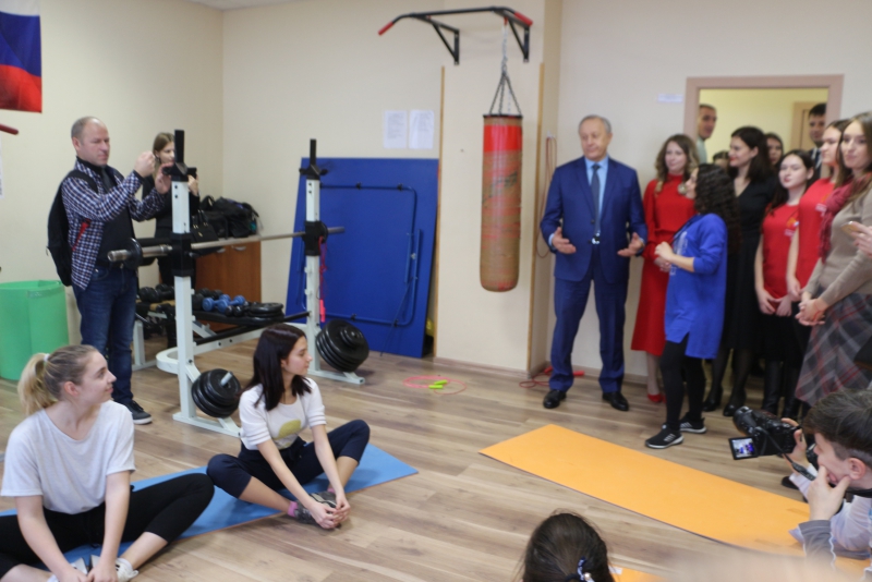 Губернатор Радаев поблагодарил за труд первую красавицу ПФО