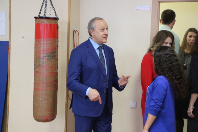 Губернатор Радаев поблагодарил за труд первую красавицу ПФО