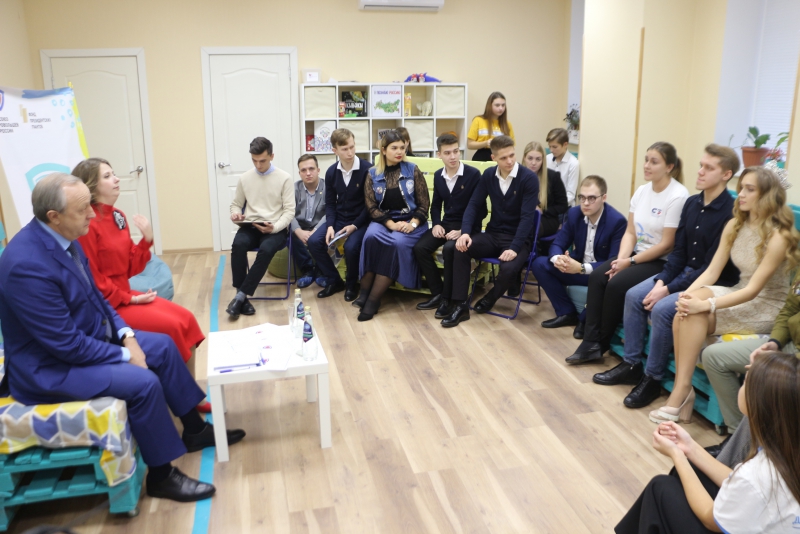 Губернатор Радаев поблагодарил за труд первую красавицу ПФО