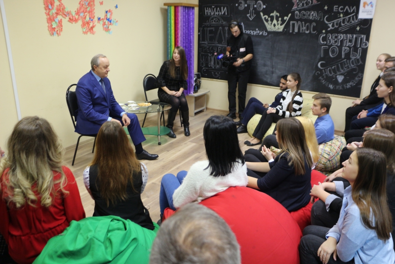 Губернатор Радаев поблагодарил за труд первую красавицу ПФО