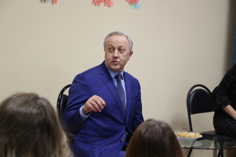 Губернатор Радаев поблагодарил за труд первую красавицу ПФО