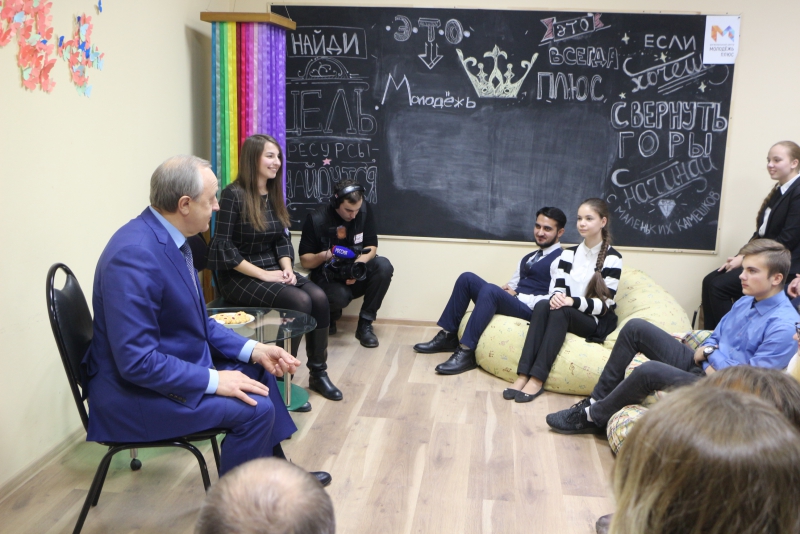 Губернатор Радаев поблагодарил за труд первую красавицу ПФО