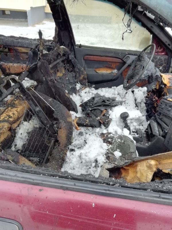 В Солнечном горевшую «Опель Вектра» закидали снегом