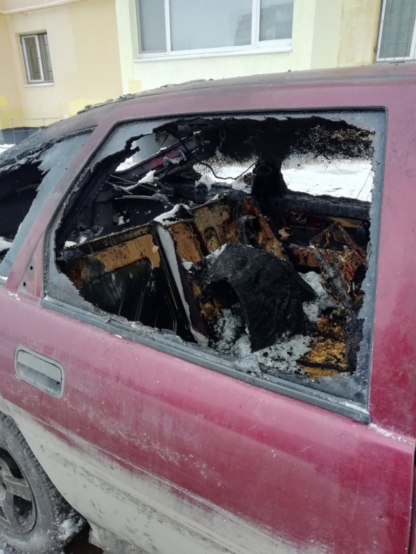 В Солнечном горевшую «Опель Вектра» закидали снегом