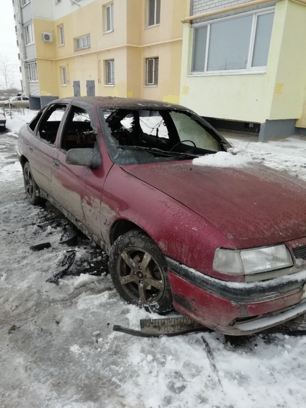 В Солнечном горевшую «Опель Вектра» закидали снегом
