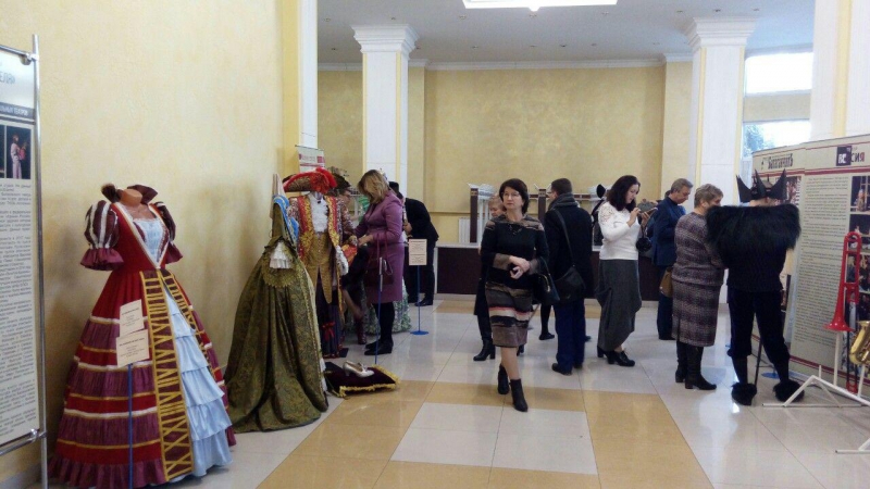 В правительстве Саратовской области поставили трон