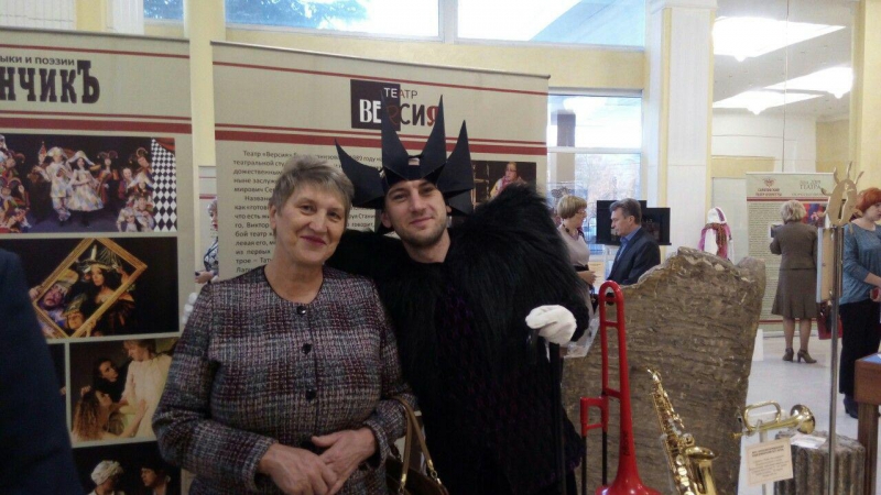 В правительстве Саратовской области поставили трон