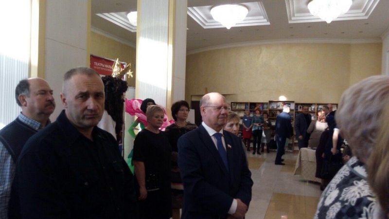 В правительстве Саратовской области поставили трон