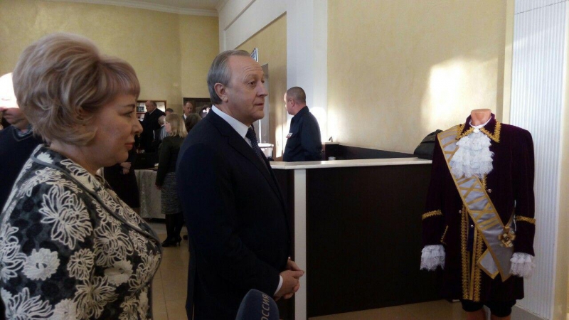 В правительстве Саратовской области поставили трон