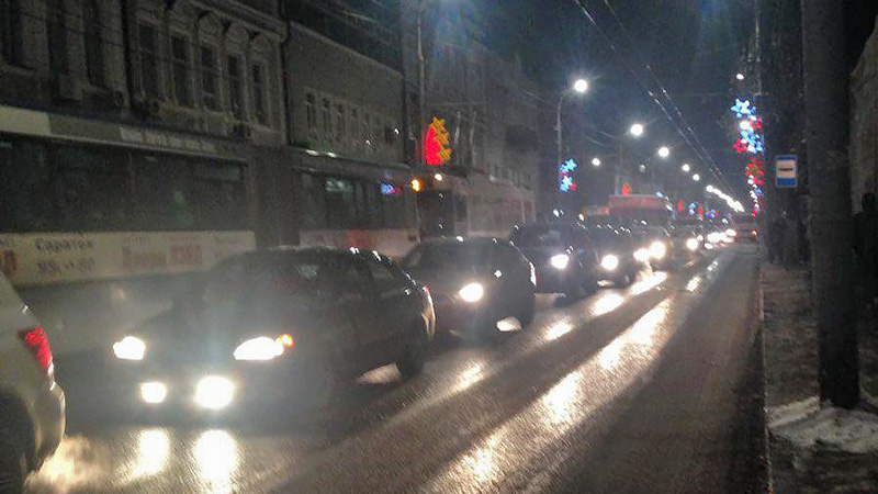 Жители Саратова третий вечер подряд проводят в гигантских пробках
