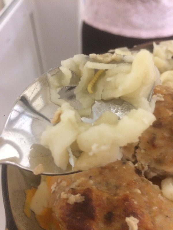 В саратовской детской больнице пожаловались на червей в слипшихся макаронах