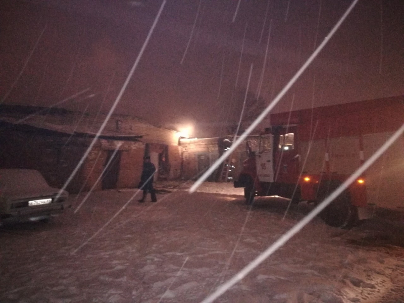 В Балакове 7 транспортных средств оказались под завалами после взрыва. Видео