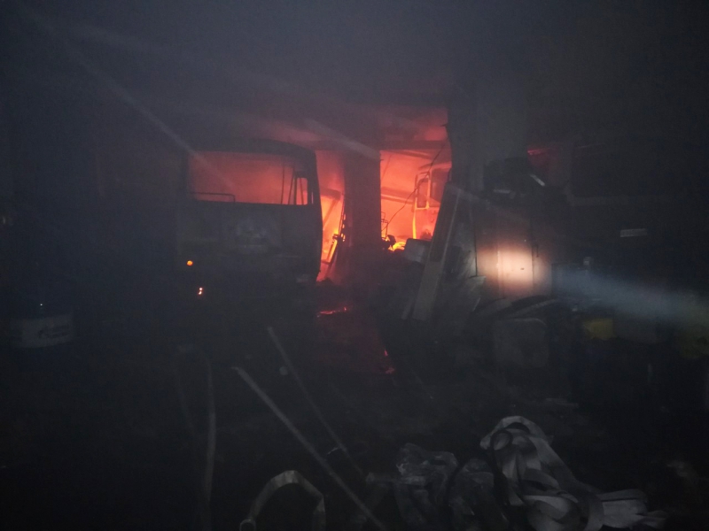 В Балакове 7 транспортных средств оказались под завалами после взрыва. Видео