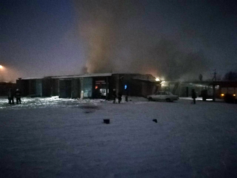 В Балакове 7 транспортных средств оказались под завалами после взрыва. Видео