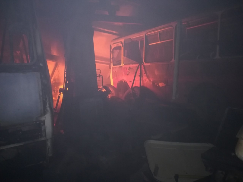 В Балакове 7 транспортных средств оказались под завалами после взрыва. Видео