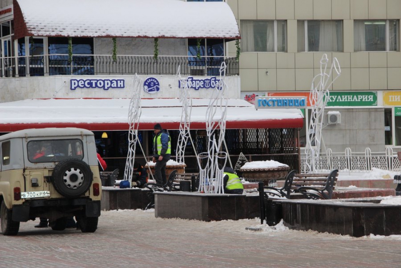 В фонтане возле консерватории появились новогодние музыканты