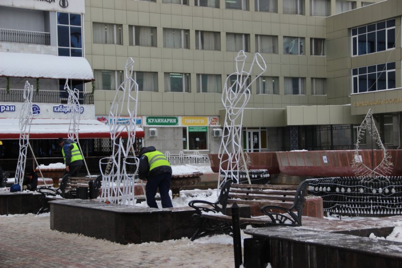 В фонтане возле консерватории появились новогодние музыканты