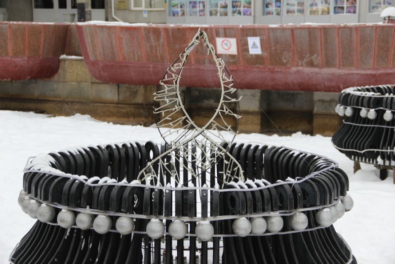 В фонтане возле консерватории появились новогодние музыканты