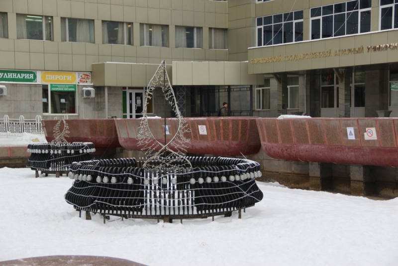 В фонтане возле консерватории появились новогодние музыканты