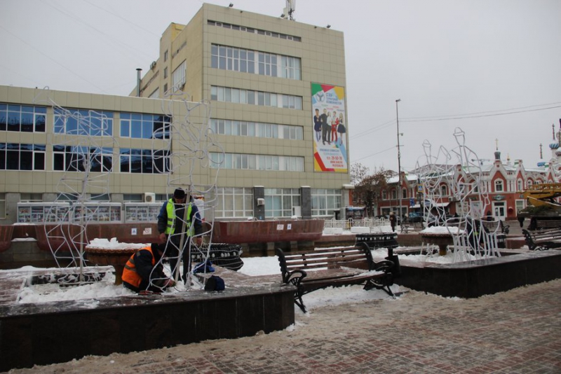 В фонтане возле консерватории появились новогодние музыканты