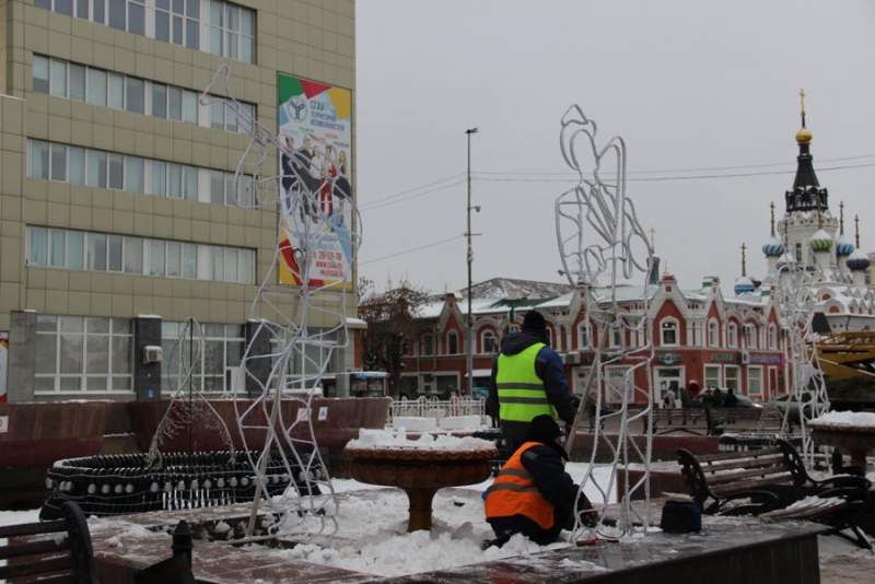 В фонтане возле консерватории появились новогодние музыканты