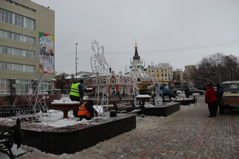 В фонтане возле консерватории появились новогодние музыканты