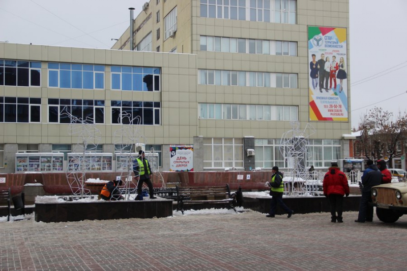 В фонтане возле консерватории появились новогодние музыканты