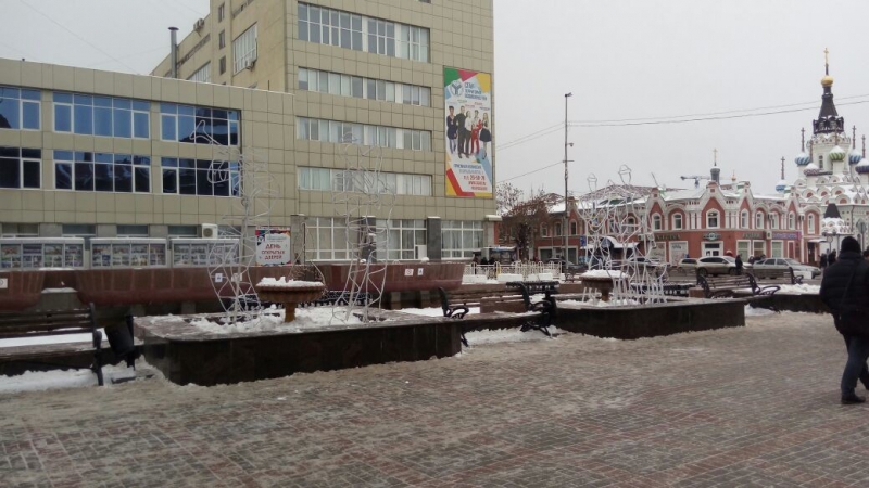 В фонтане возле консерватории появились новогодние музыканты